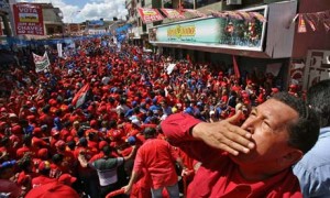 Chavez agradece a sus seguidores despues de una campaña. 